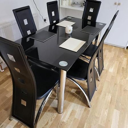 런던 Fancy Basement Flat A 아파트 외부 사진