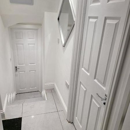 런던 Fancy Basement Flat A 아파트 외부 사진