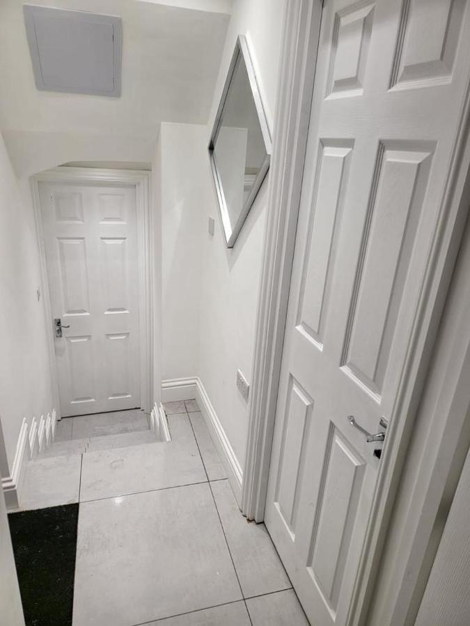 런던 Fancy Basement Flat A 아파트 외부 사진