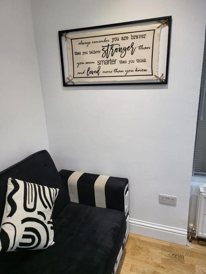 런던 Fancy Basement Flat A 아파트 외부 사진