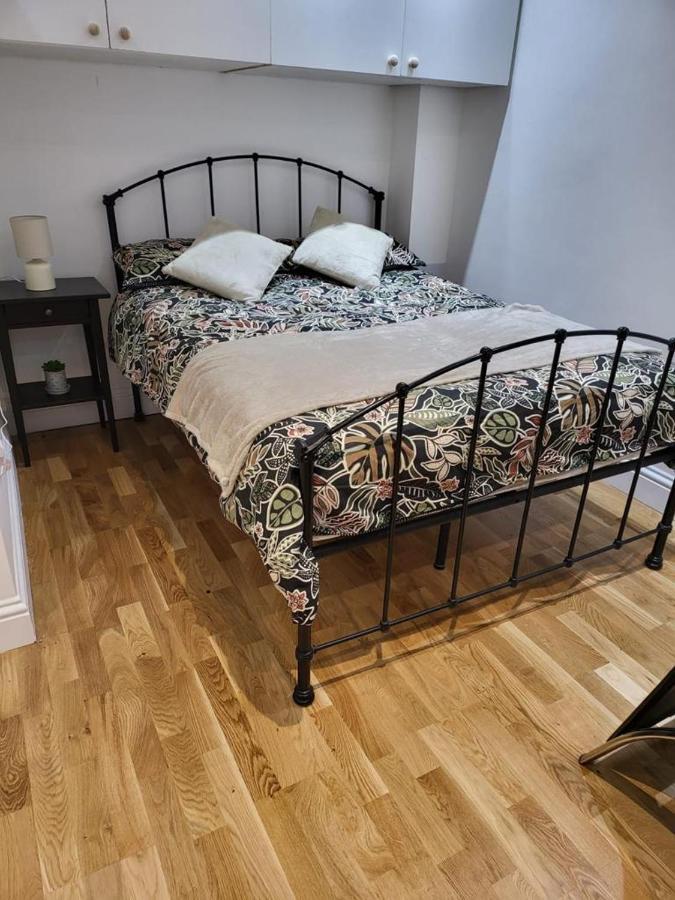 런던 Fancy Basement Flat A 아파트 외부 사진