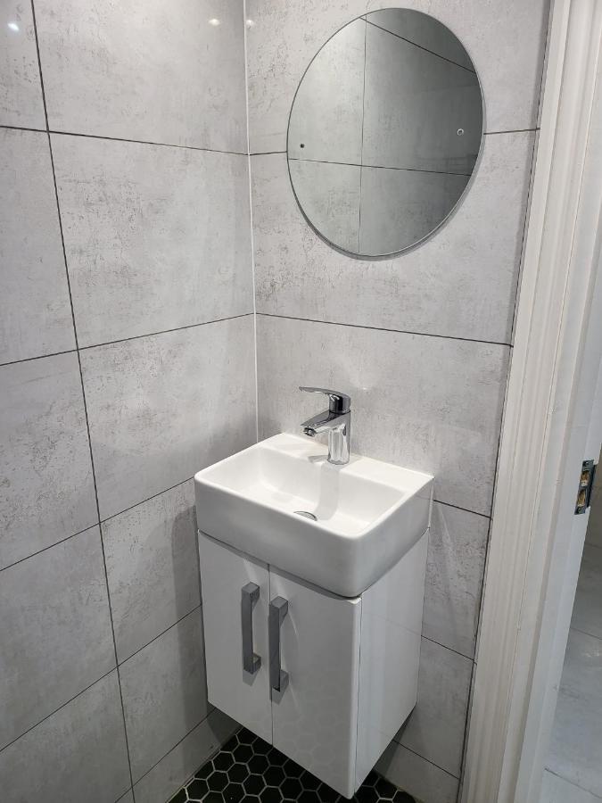 런던 Fancy Basement Flat A 아파트 외부 사진