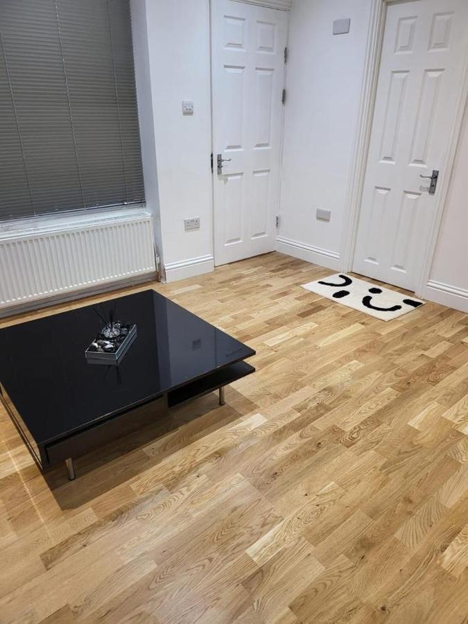 런던 Fancy Basement Flat A 아파트 외부 사진