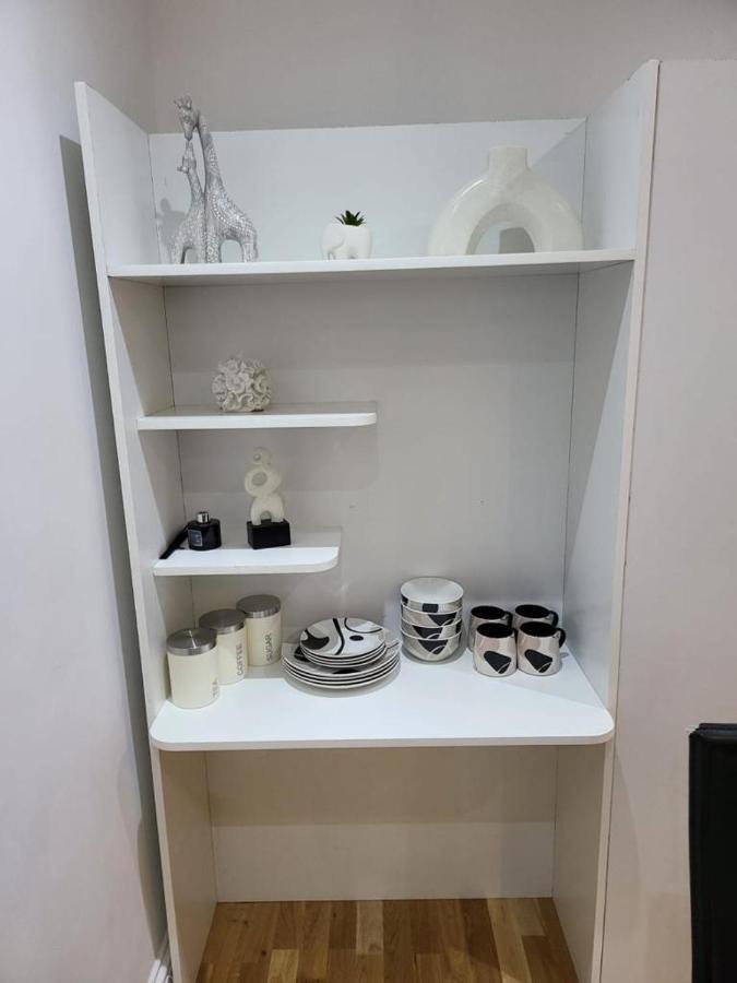 런던 Fancy Basement Flat A 아파트 외부 사진